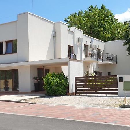Garden Club Panzio Bed & Breakfast Balatonmariafurdo Ngoại thất bức ảnh