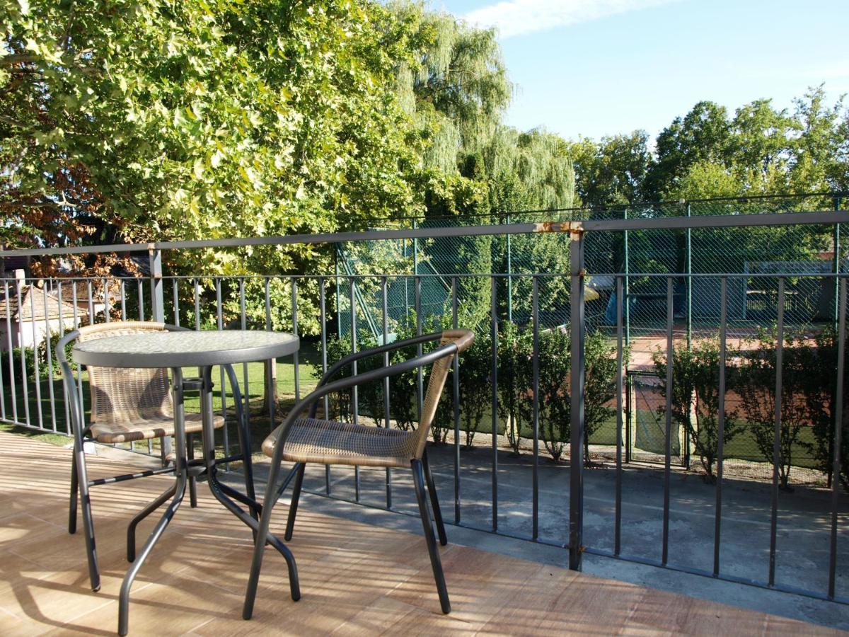 Garden Club Panzio Bed & Breakfast Balatonmariafurdo Ngoại thất bức ảnh