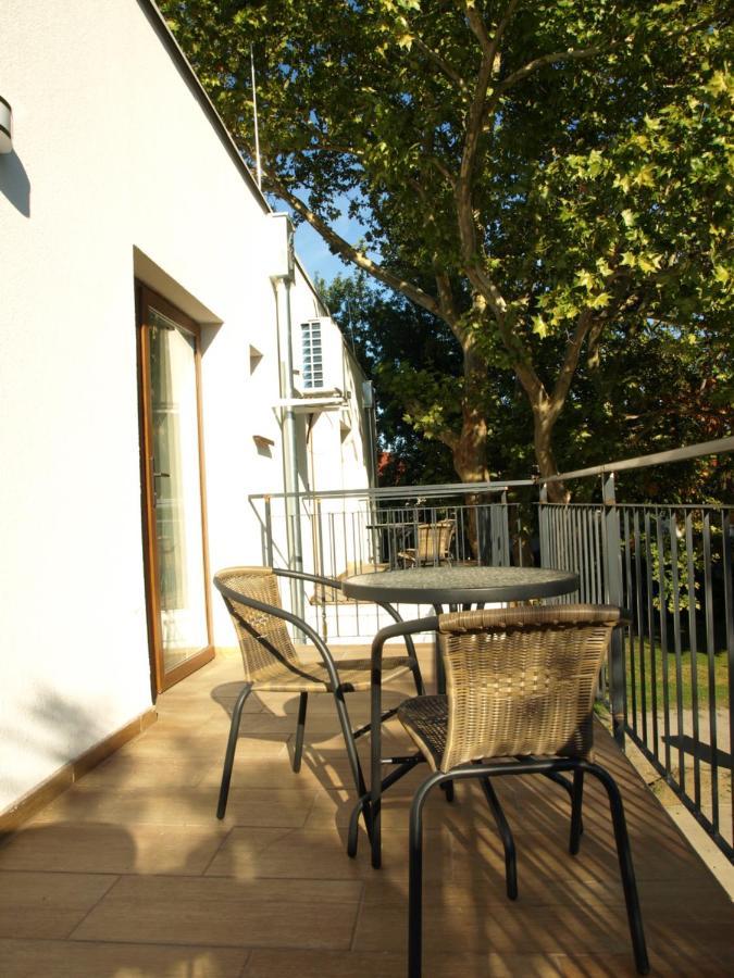 Garden Club Panzio Bed & Breakfast Balatonmariafurdo Ngoại thất bức ảnh