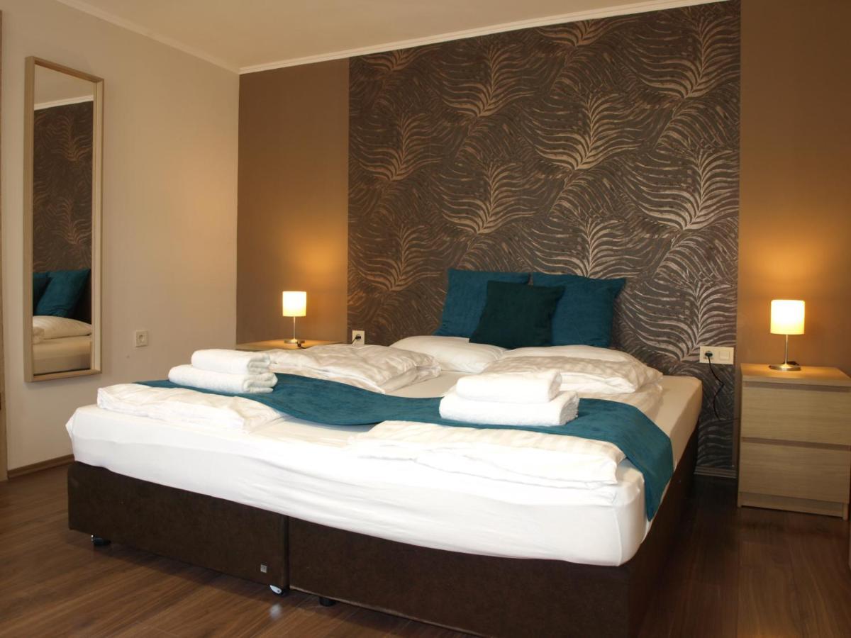 Garden Club Panzio Bed & Breakfast Balatonmariafurdo Ngoại thất bức ảnh