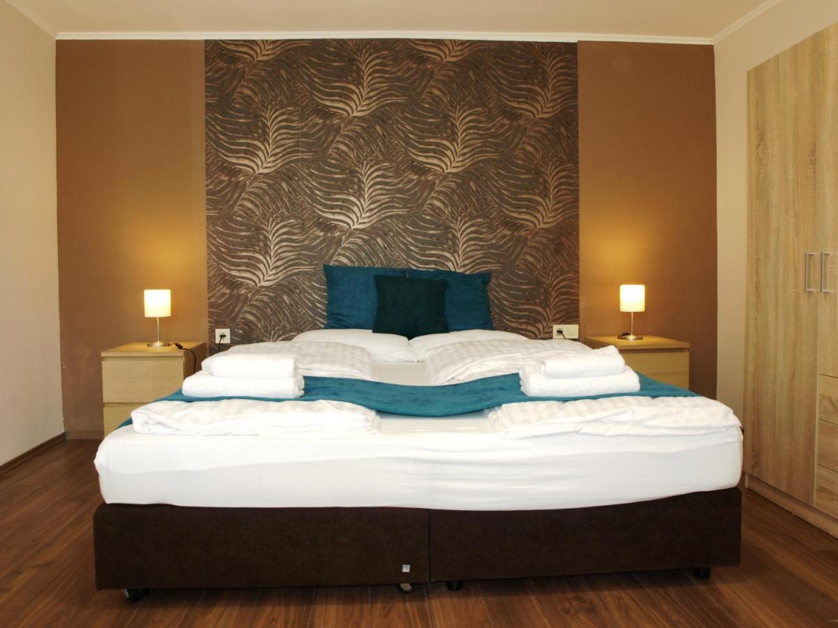 Garden Club Panzio Bed & Breakfast Balatonmariafurdo Ngoại thất bức ảnh