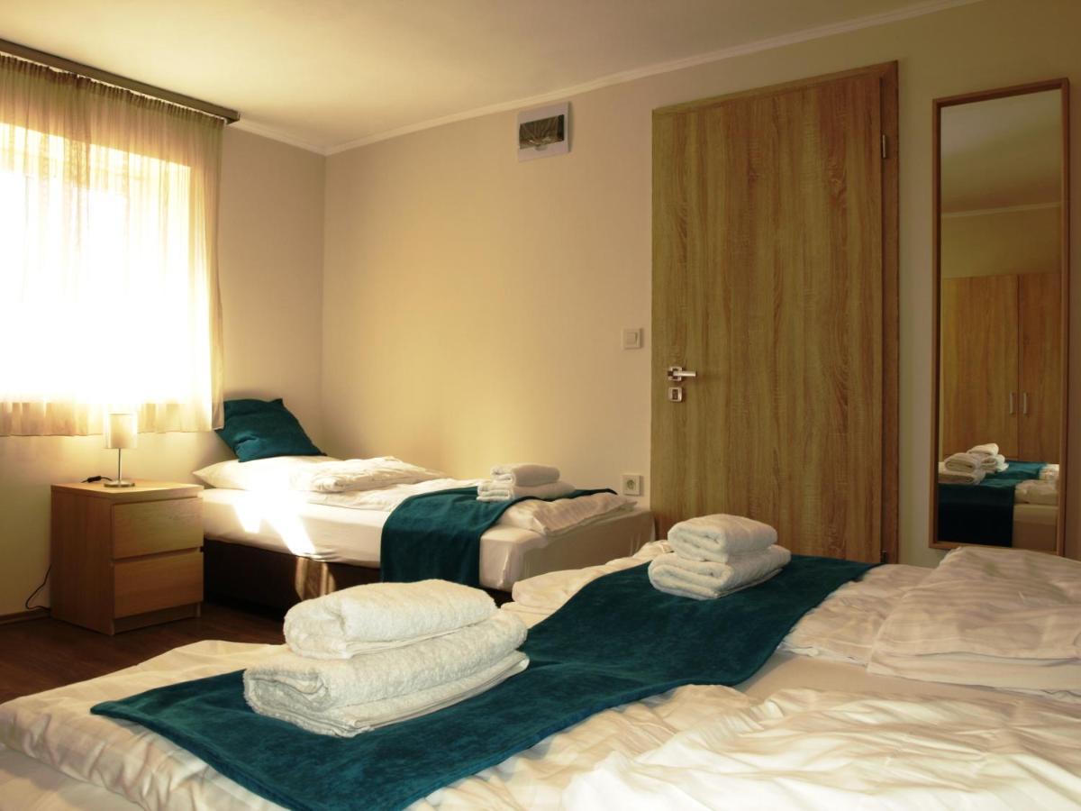 Garden Club Panzio Bed & Breakfast Balatonmariafurdo Ngoại thất bức ảnh
