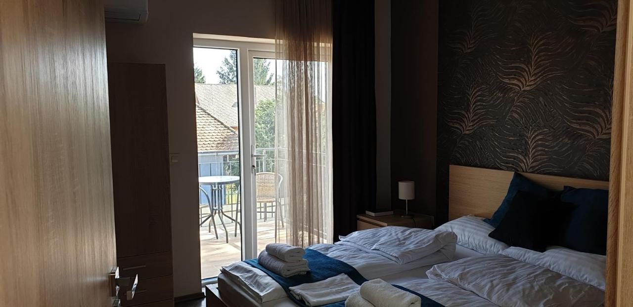 Garden Club Panzio Bed & Breakfast Balatonmariafurdo Ngoại thất bức ảnh