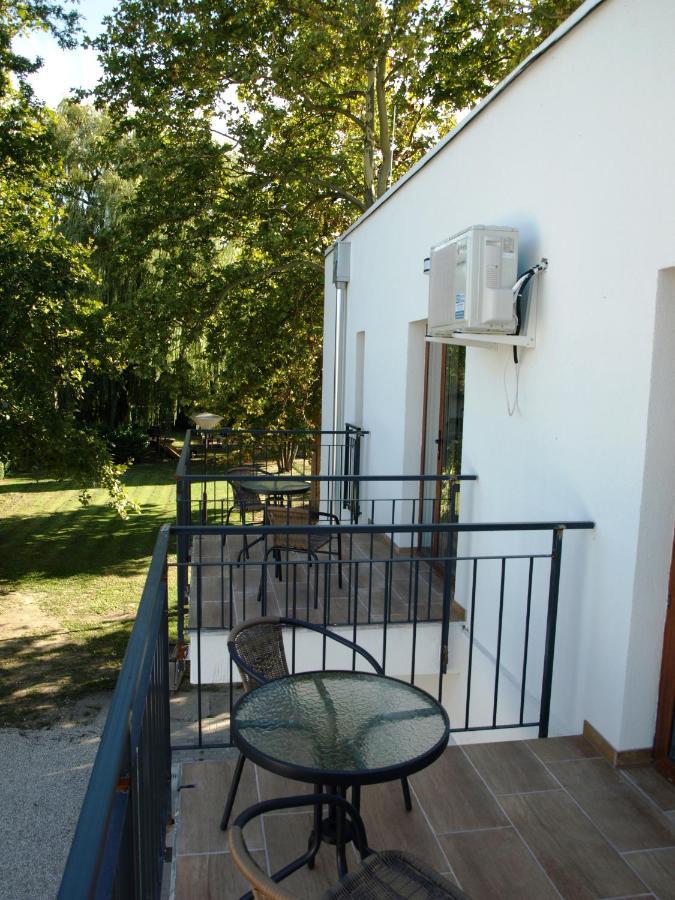 Garden Club Panzio Bed & Breakfast Balatonmariafurdo Ngoại thất bức ảnh