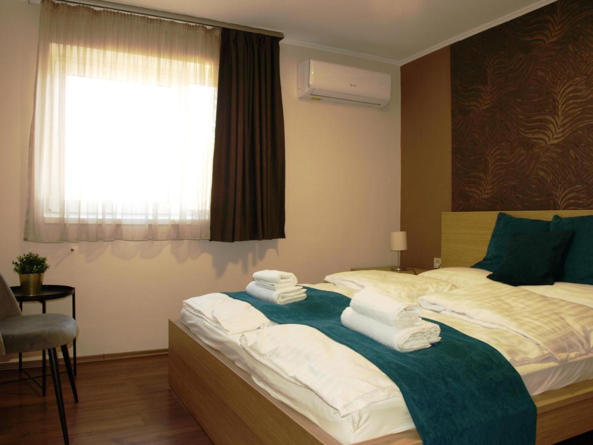 Garden Club Panzio Bed & Breakfast Balatonmariafurdo Ngoại thất bức ảnh