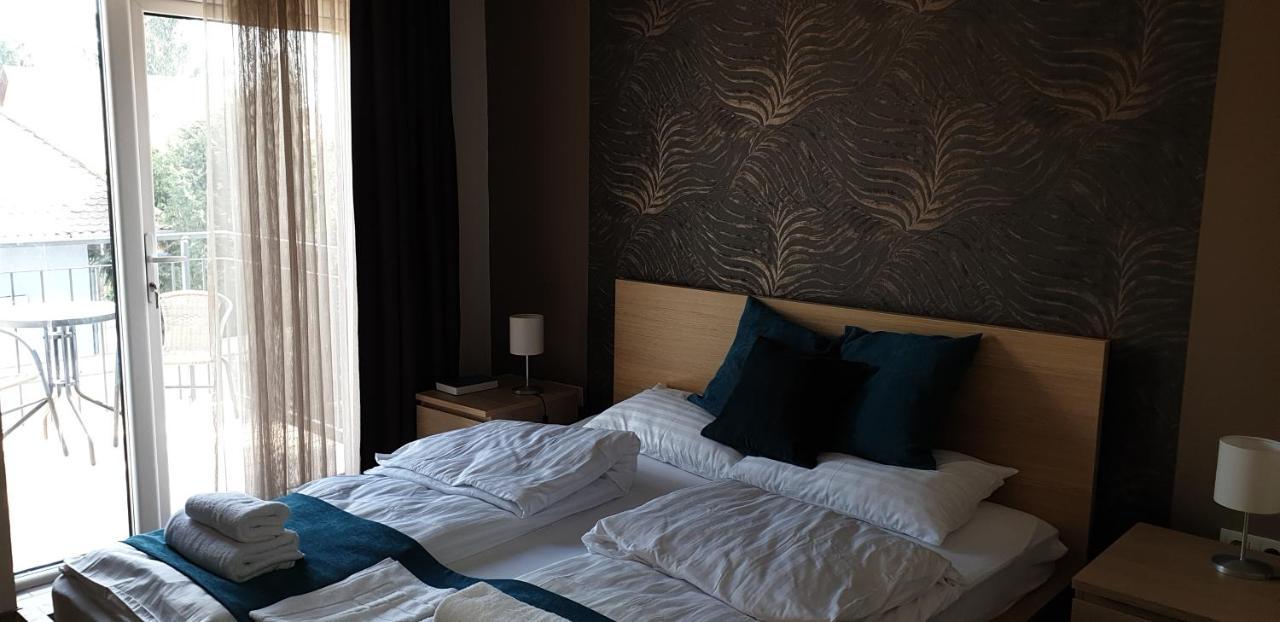Garden Club Panzio Bed & Breakfast Balatonmariafurdo Ngoại thất bức ảnh