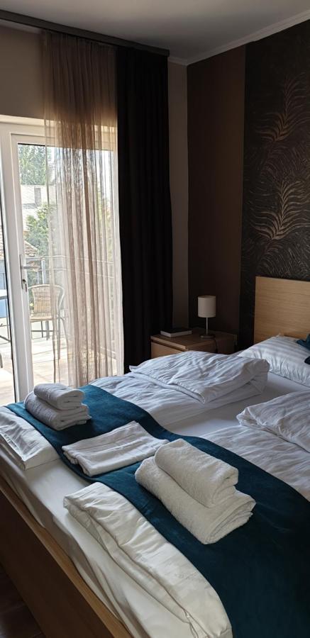 Garden Club Panzio Bed & Breakfast Balatonmariafurdo Ngoại thất bức ảnh