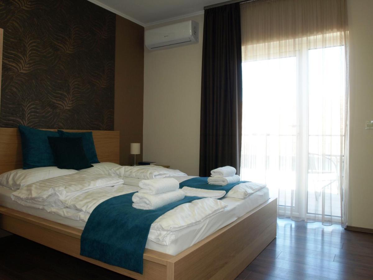 Garden Club Panzio Bed & Breakfast Balatonmariafurdo Ngoại thất bức ảnh