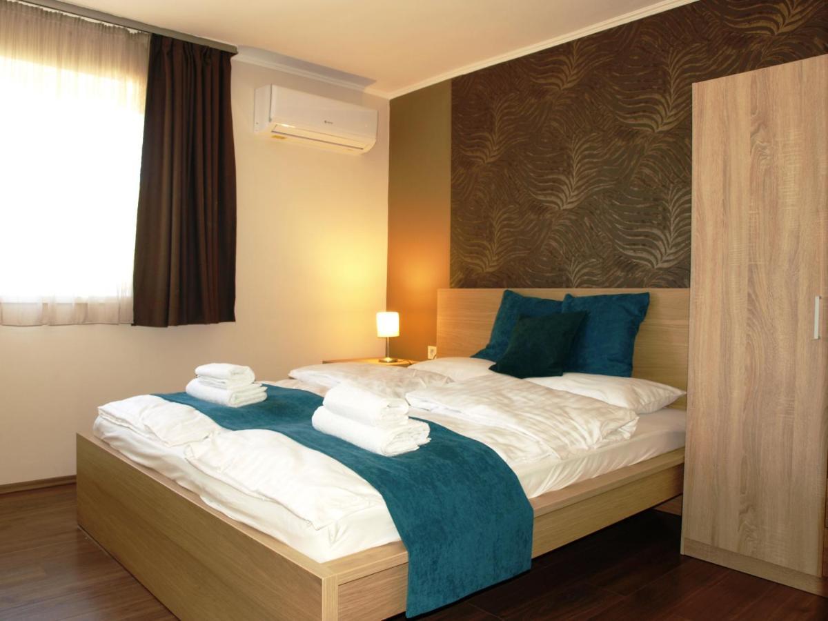 Garden Club Panzio Bed & Breakfast Balatonmariafurdo Ngoại thất bức ảnh