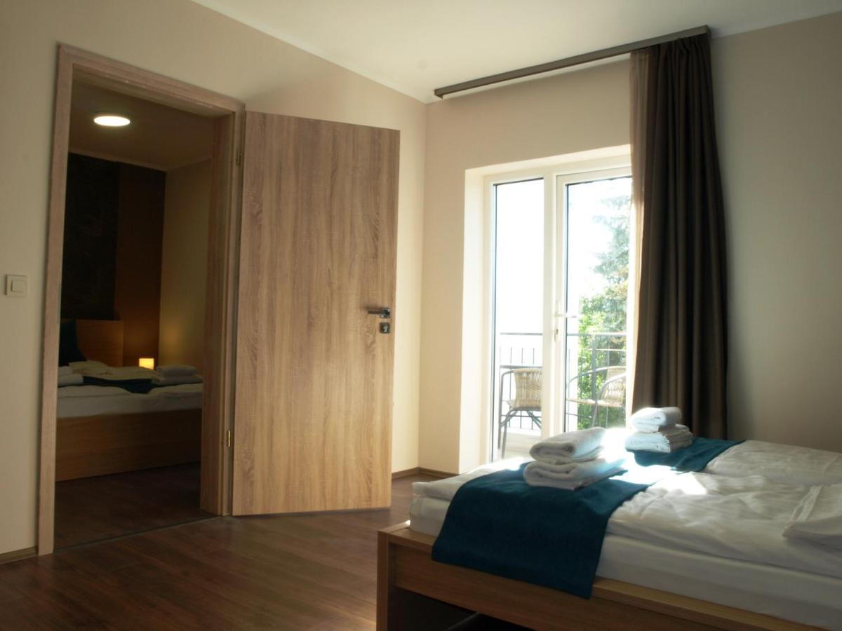 Garden Club Panzio Bed & Breakfast Balatonmariafurdo Ngoại thất bức ảnh