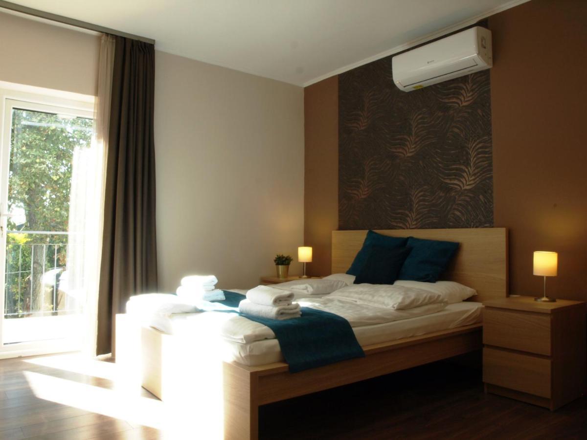 Garden Club Panzio Bed & Breakfast Balatonmariafurdo Ngoại thất bức ảnh