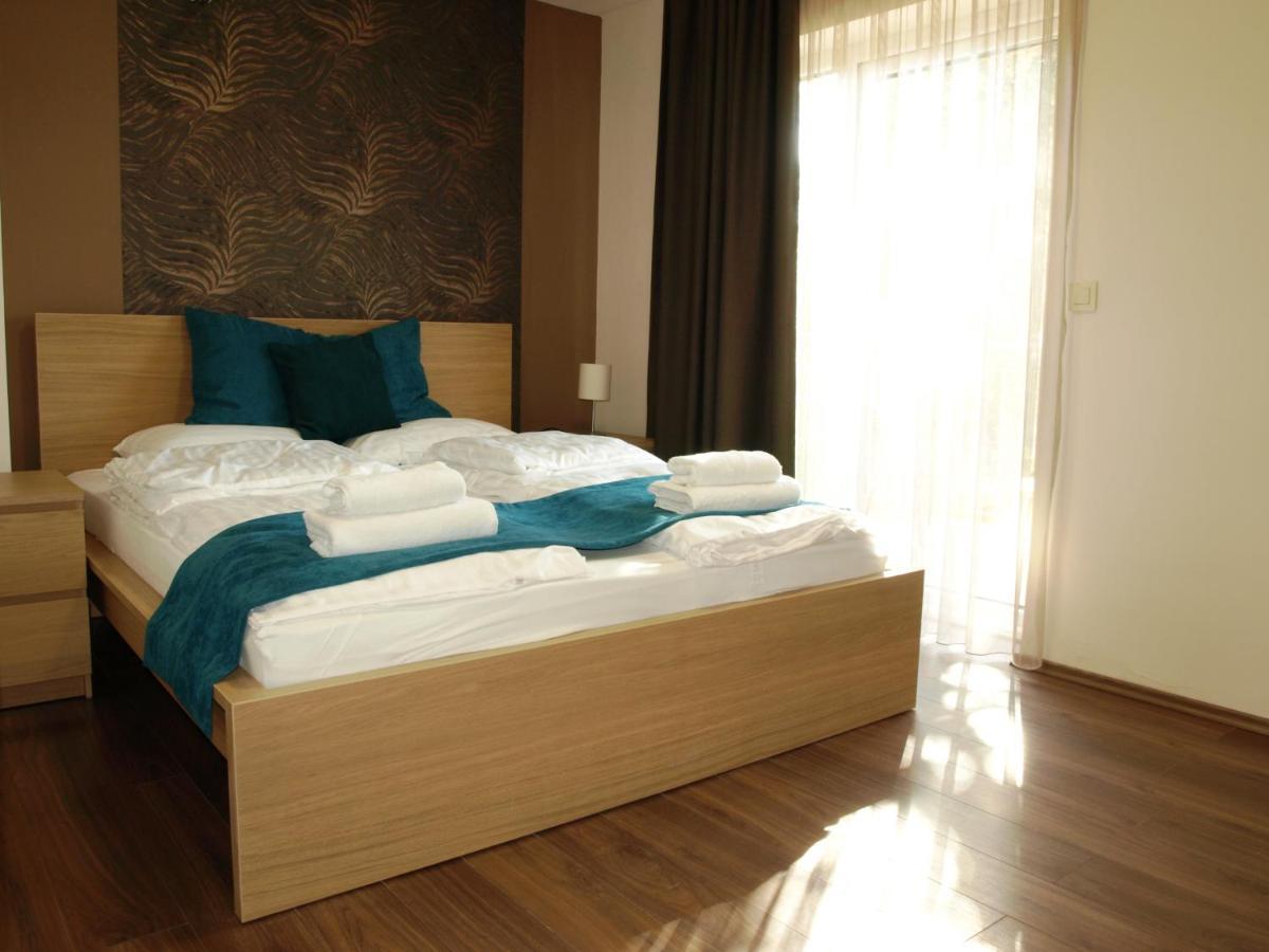 Garden Club Panzio Bed & Breakfast Balatonmariafurdo Ngoại thất bức ảnh