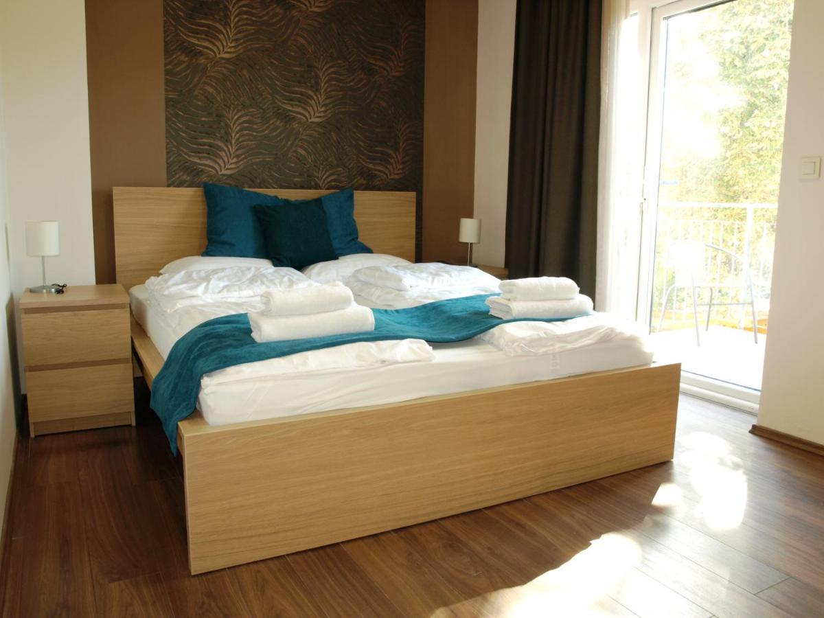 Garden Club Panzio Bed & Breakfast Balatonmariafurdo Ngoại thất bức ảnh