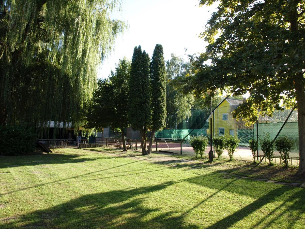 Garden Club Panzio Bed & Breakfast Balatonmariafurdo Ngoại thất bức ảnh