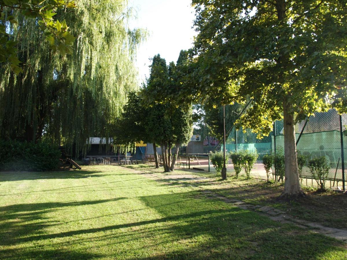 Garden Club Panzio Bed & Breakfast Balatonmariafurdo Ngoại thất bức ảnh