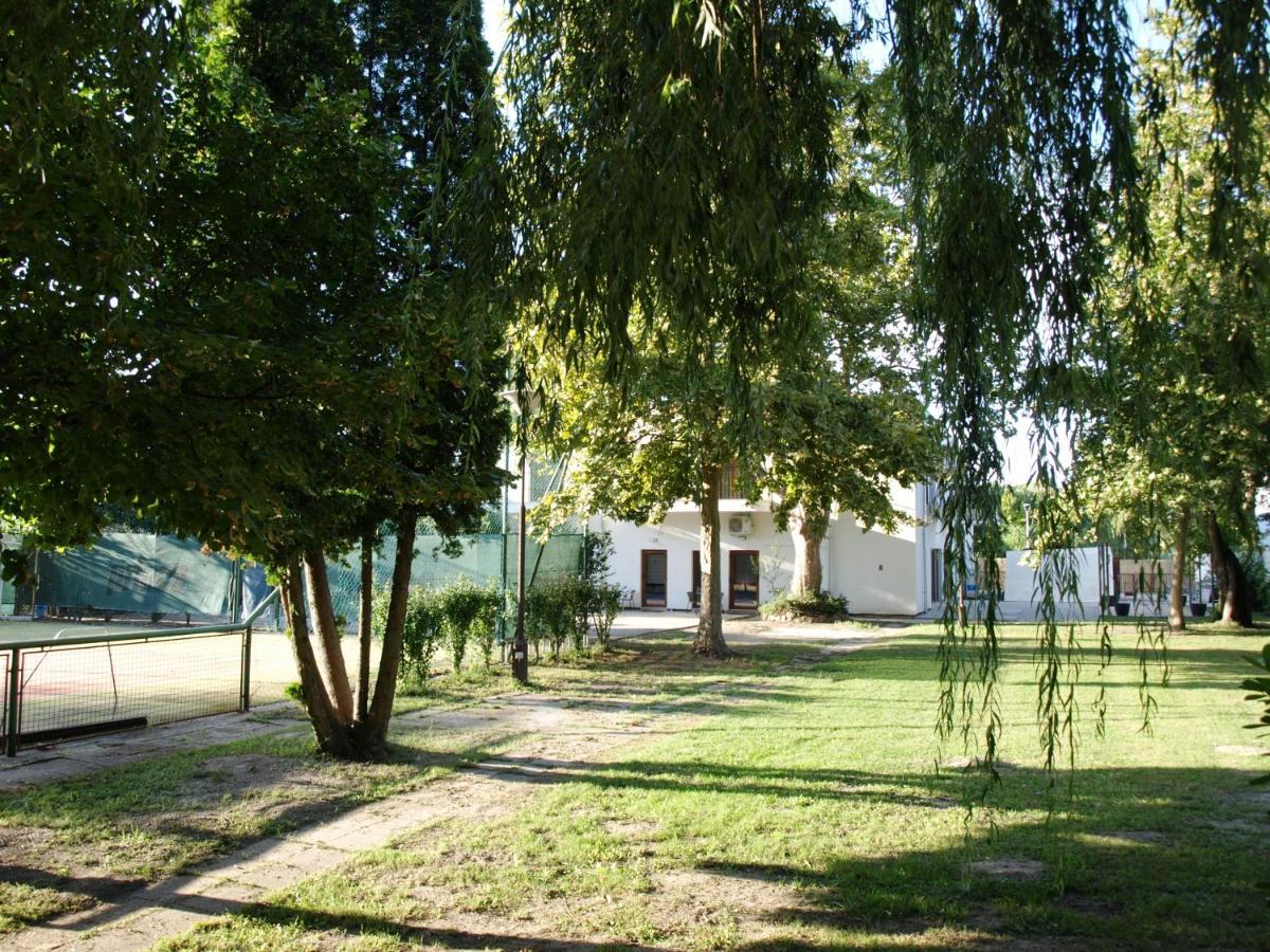 Garden Club Panzio Bed & Breakfast Balatonmariafurdo Ngoại thất bức ảnh