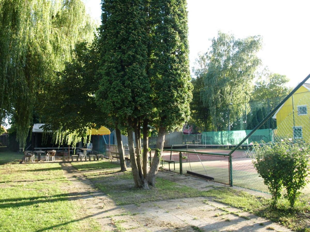 Garden Club Panzio Bed & Breakfast Balatonmariafurdo Ngoại thất bức ảnh