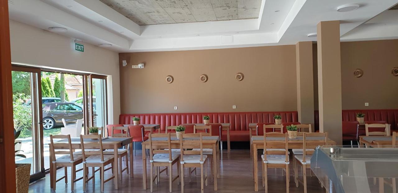 Garden Club Panzio Bed & Breakfast Balatonmariafurdo Ngoại thất bức ảnh