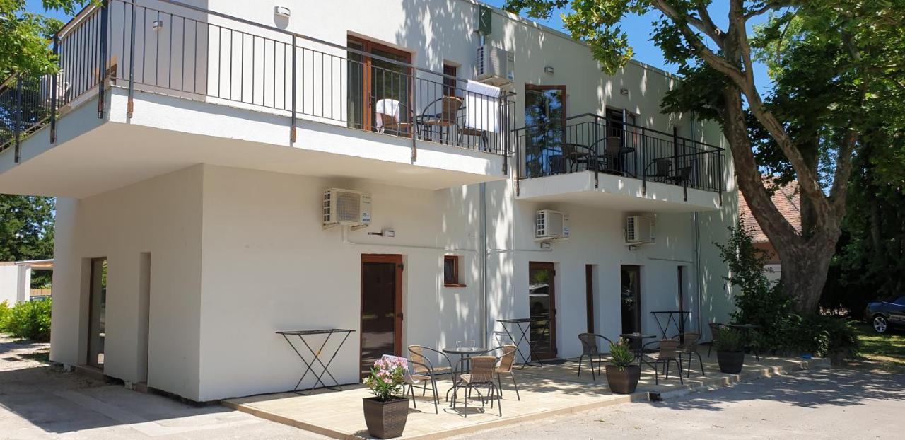 Garden Club Panzio Bed & Breakfast Balatonmariafurdo Ngoại thất bức ảnh