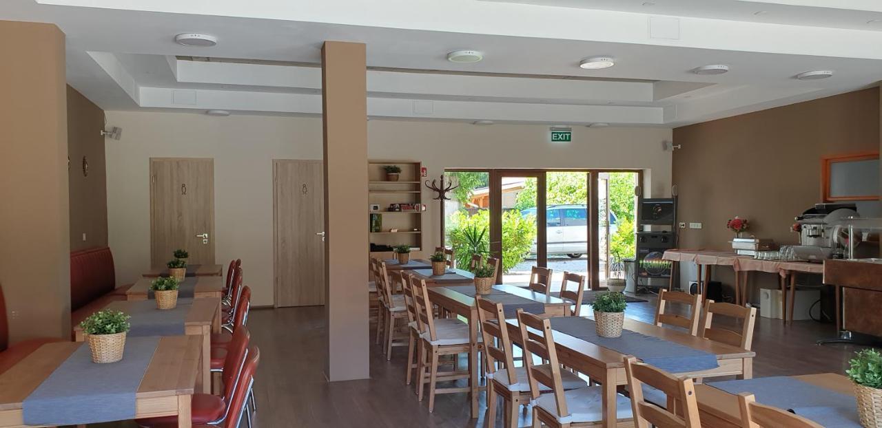 Garden Club Panzio Bed & Breakfast Balatonmariafurdo Ngoại thất bức ảnh