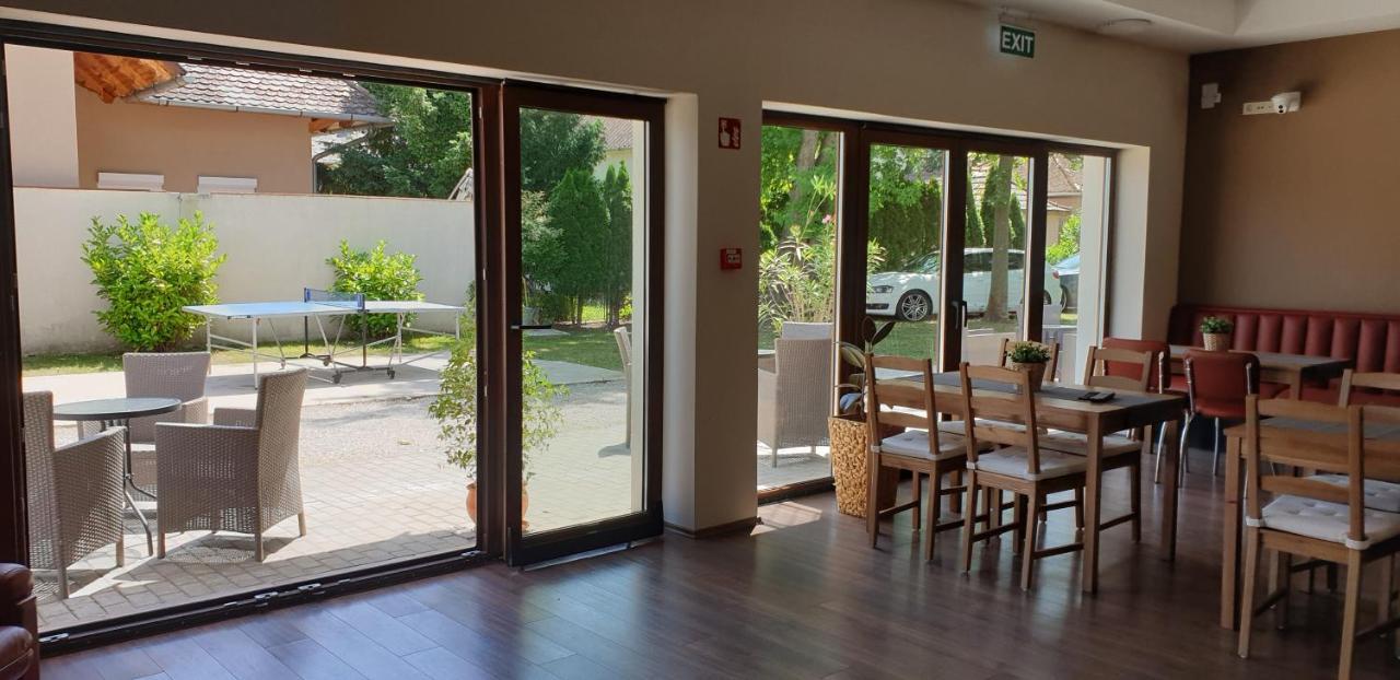 Garden Club Panzio Bed & Breakfast Balatonmariafurdo Ngoại thất bức ảnh
