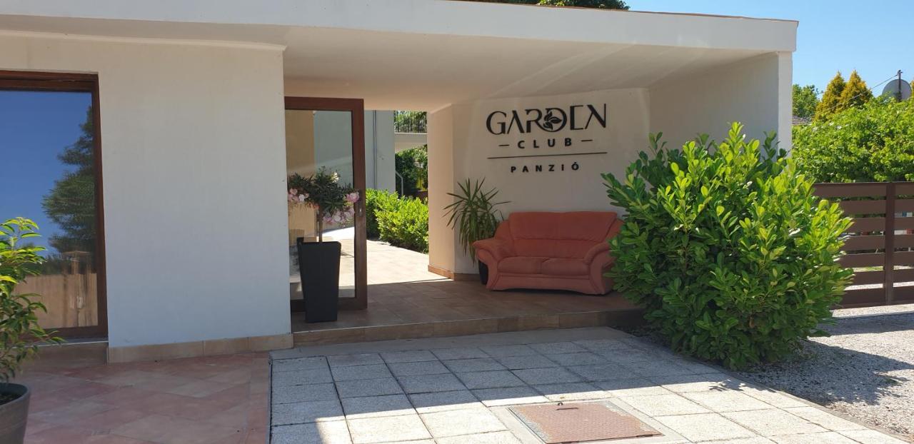 Garden Club Panzio Bed & Breakfast Balatonmariafurdo Ngoại thất bức ảnh
