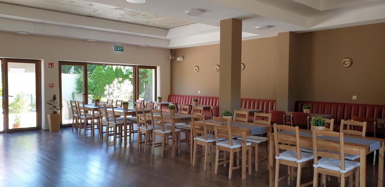 Garden Club Panzio Bed & Breakfast Balatonmariafurdo Ngoại thất bức ảnh