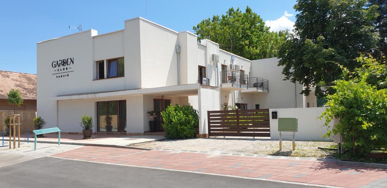 Garden Club Panzio Bed & Breakfast Balatonmariafurdo Ngoại thất bức ảnh