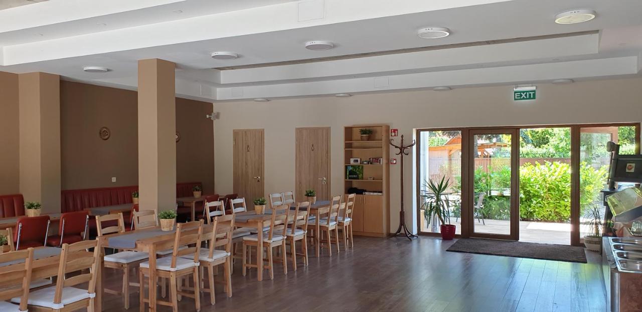Garden Club Panzio Bed & Breakfast Balatonmariafurdo Ngoại thất bức ảnh