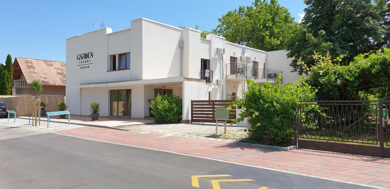 Garden Club Panzio Bed & Breakfast Balatonmariafurdo Ngoại thất bức ảnh